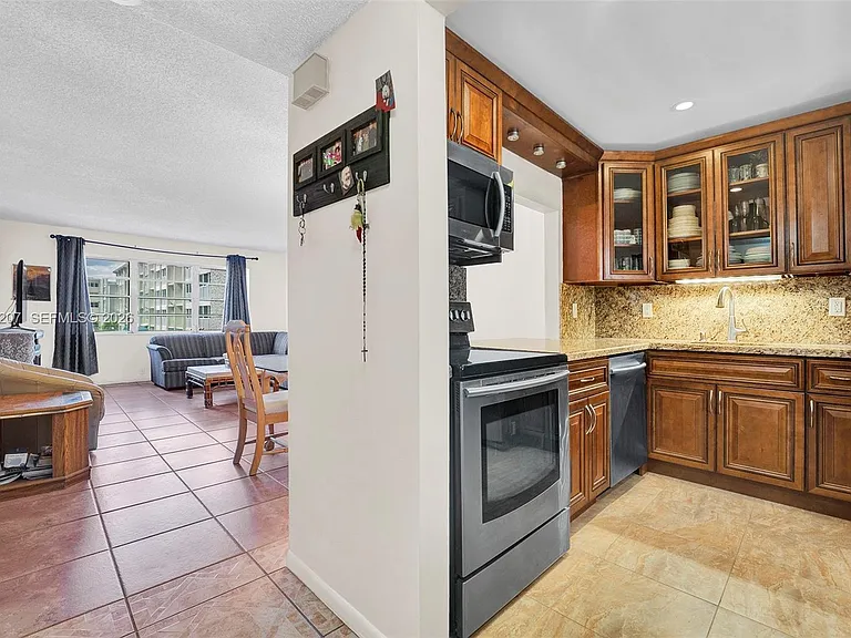 410 SE 2nd St #220 — Photo 4