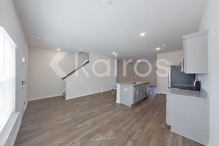 3 bed, 2.5 bath, 1300 sqft, $1,549 — Photo 4