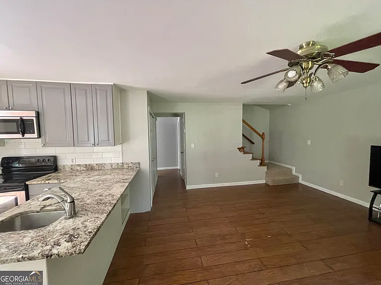 61 Clearwater Rd — Photo 3