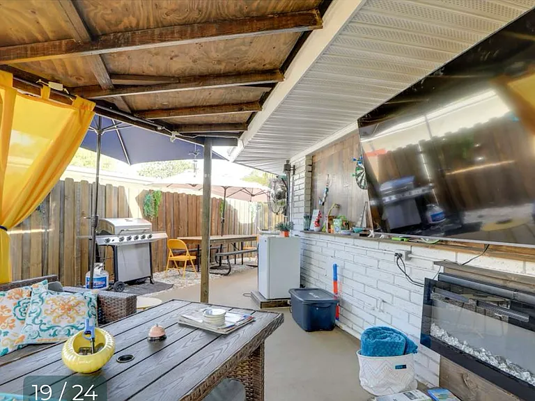 Valencia Dr — Photo 14