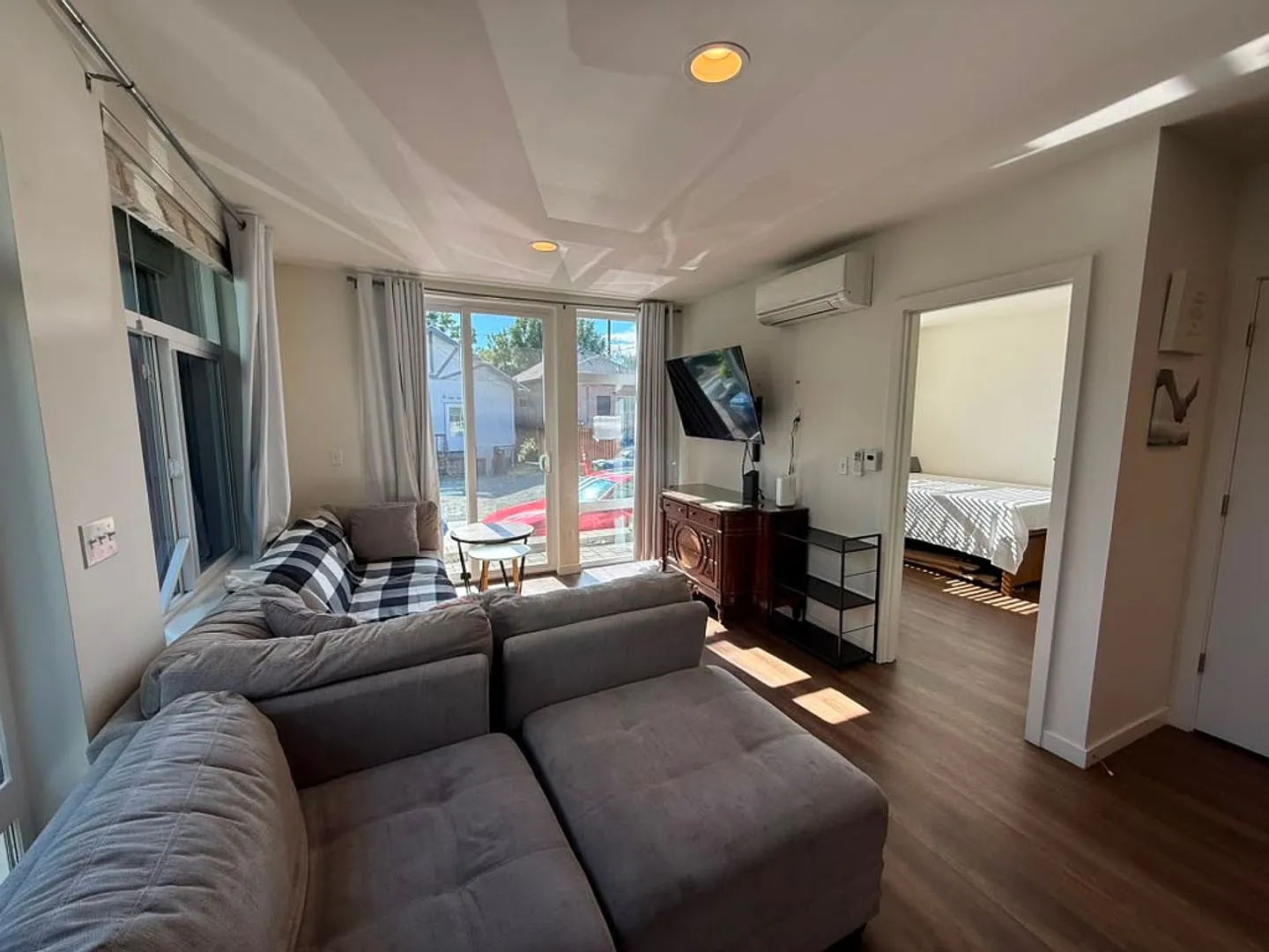 Fully Furnished - 9 Bed 3 Bath U-District Home! — Photo 4