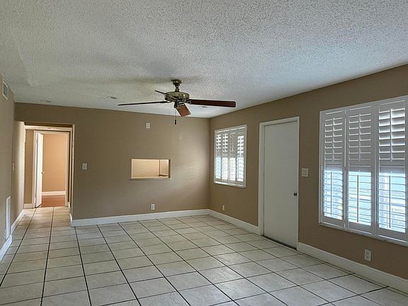 3rd image of 320 SE 10TH Avenue #C
