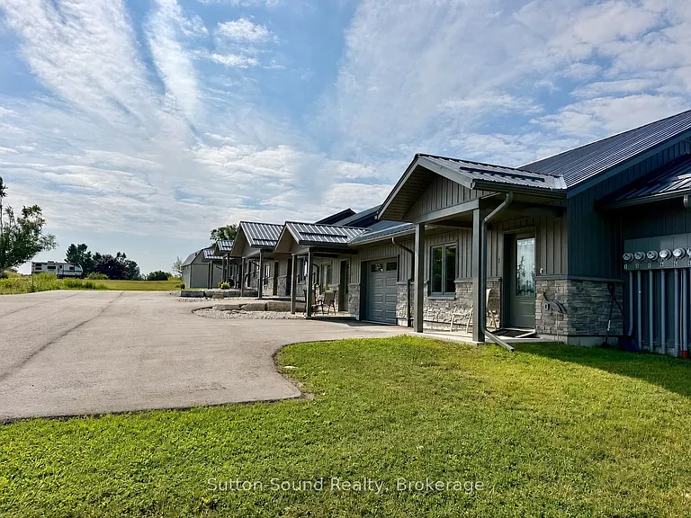 18 Maple Golf Cres #4 — Photo 7