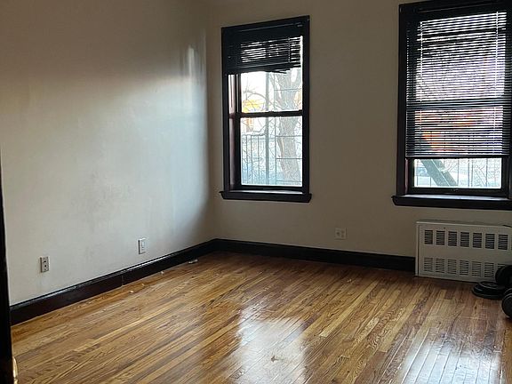5th image of 348 Soundview Ave APT 1