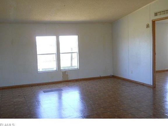2nd image of 1168 Bonneville St