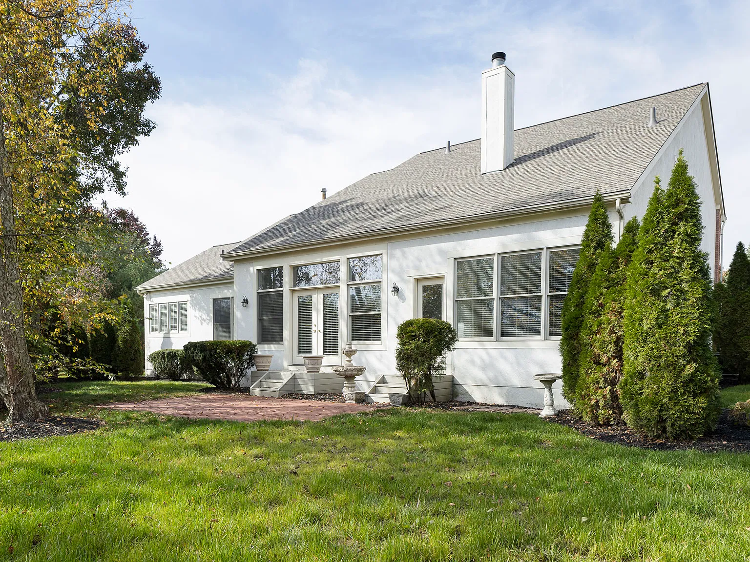5 bed, 3.5 bath, 3799 sqft, $4,495 — Photo 2