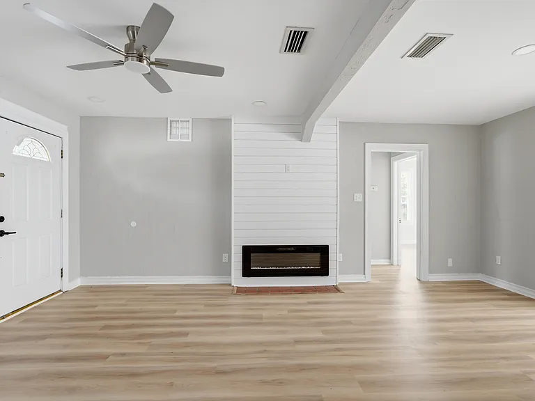 2114 Merrill Ave — Photo 4