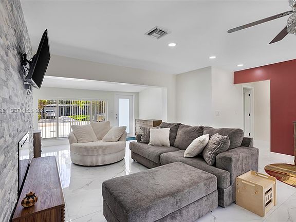 4th image of 1008 SW 18th Ct