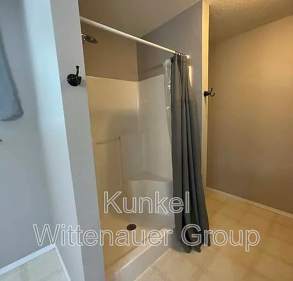 911 Victoria Ln — Photo 21