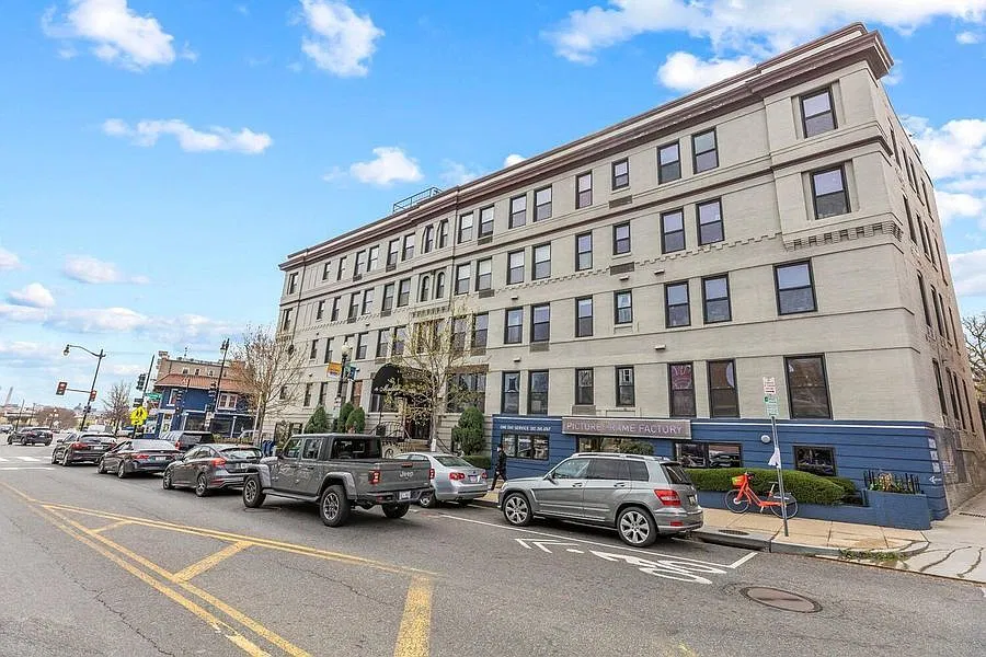 Stylish Studio in Adams Morgan! Amazing Location! — Photo 2