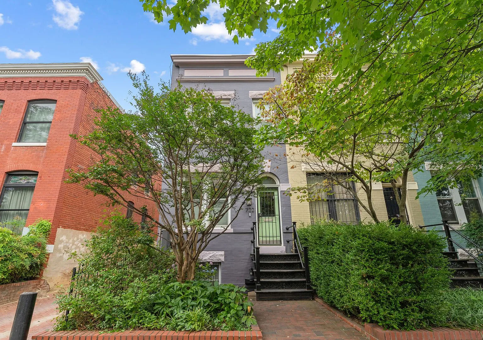 Premier Capitol Hill Residence Luxury Upper-Level Living — Photo 2