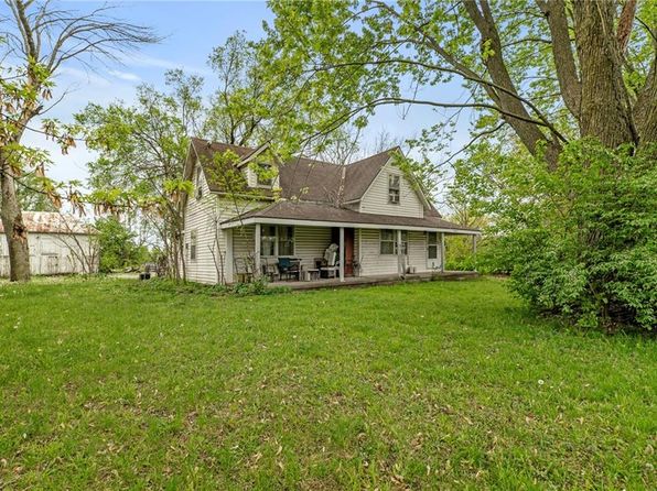 22111 S Old Town Dr, Peculiar, MO 64078