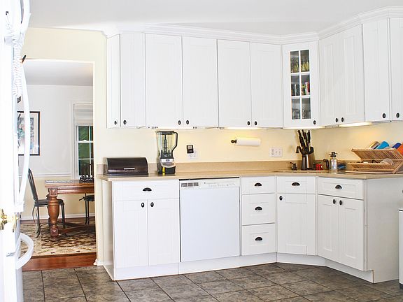 Kitchen w/ quartz countertop