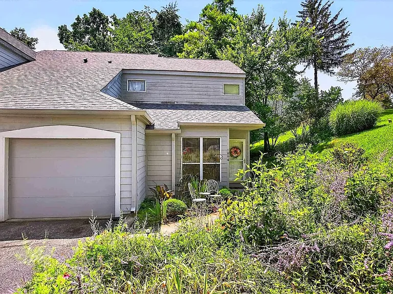 1894 E Bay Pointe Dr — Photo 1