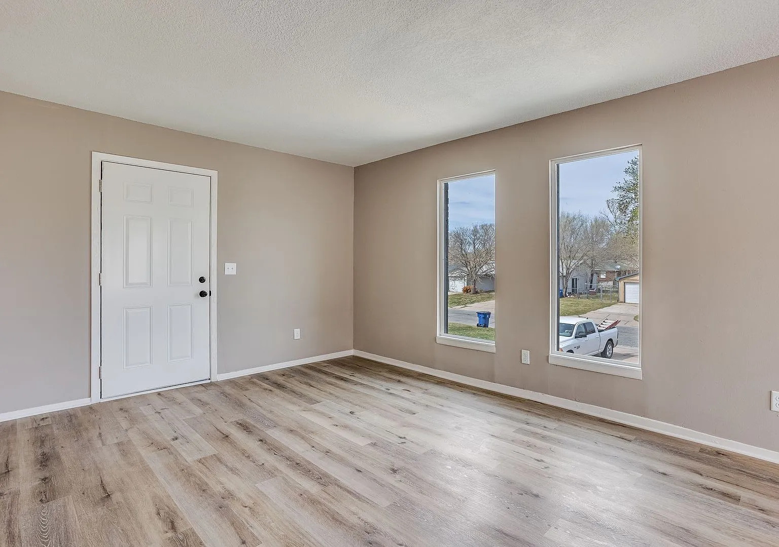 1515 E El Monte St — Photo 2