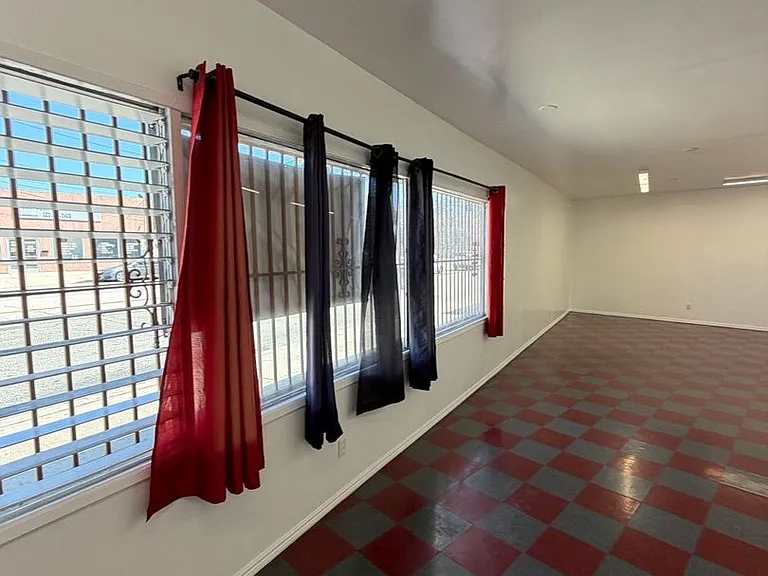 Paramount — Photo 6
