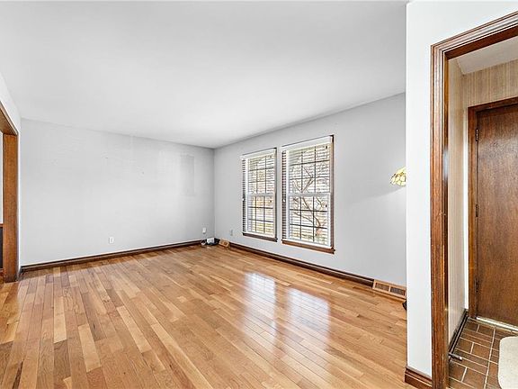 4th image of 854 Canterbury Ln