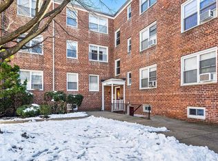 9 Edwards St APT 1G, Roslyn Heights, NY 11577