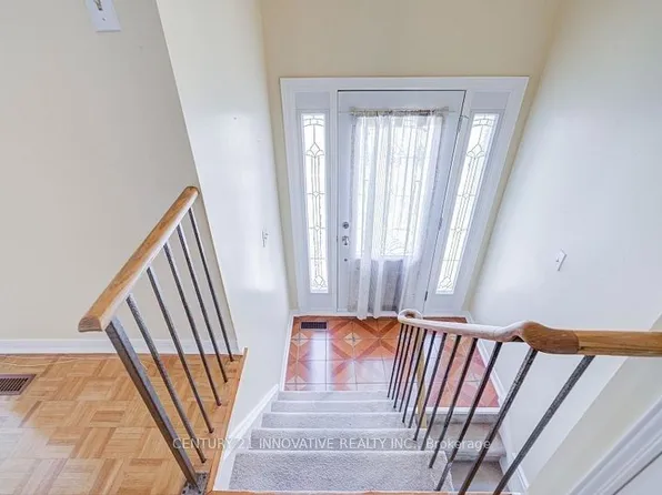 9 Capstan Ct, Toronto, ON M3L 2M9