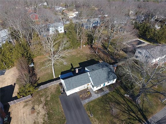 3rd image of 21 Wisteria Dr
