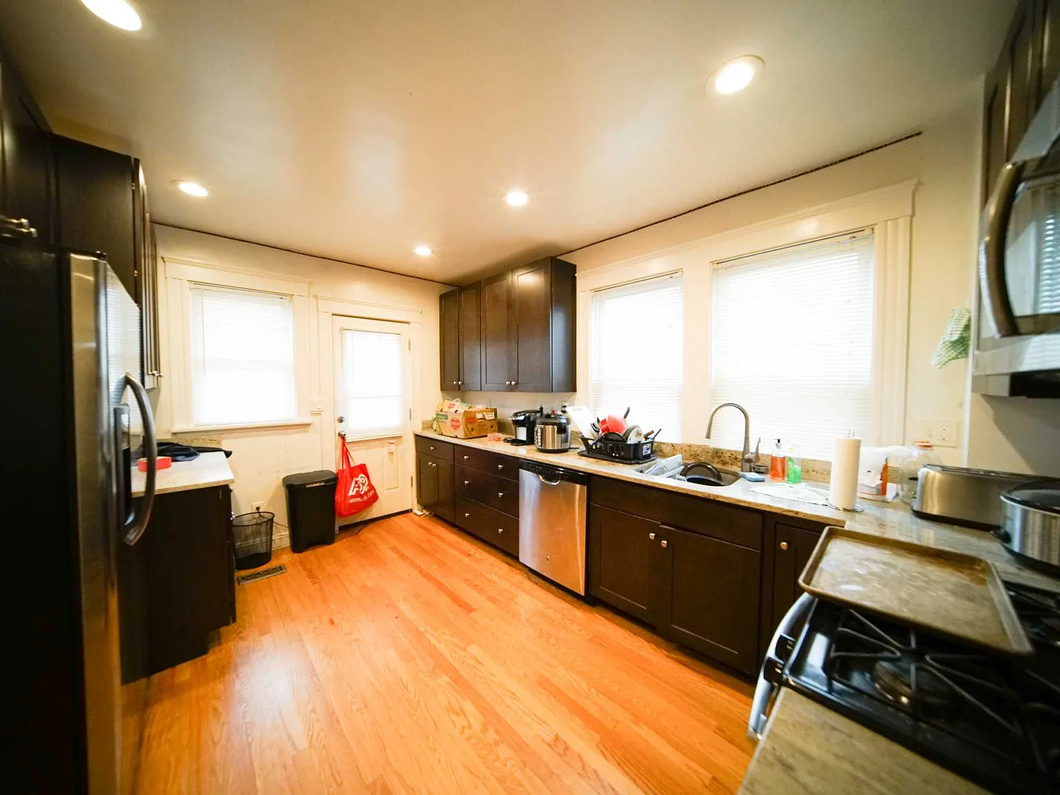 5 bed, 2.5 bath, $7,500 — Photo 2