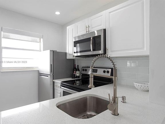5th image of 325 Ocean Dr APT 306