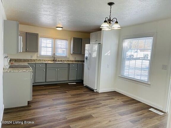 3rd image of 122 Churchill Ave