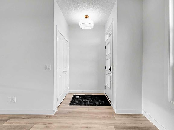 5th image of 3014 Chinook Winds Dr SW