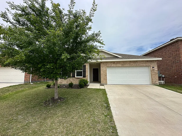 1604 Shadow Hawk Dr — Photo 2