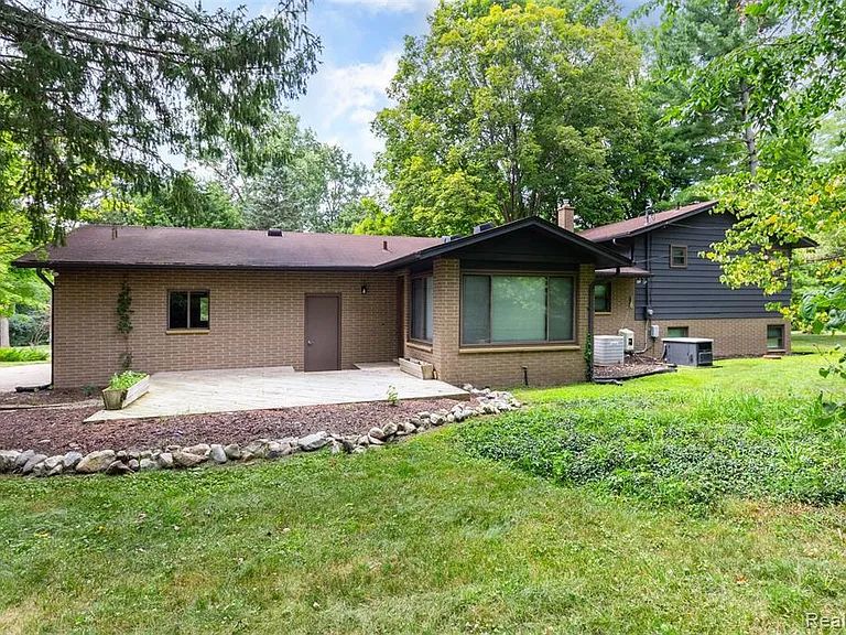 7580 Thornwood St — Photo 38