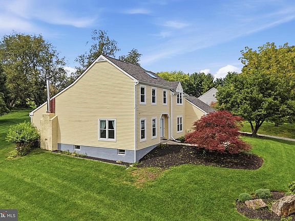 4th image of 422 S Saddlebrook Cir