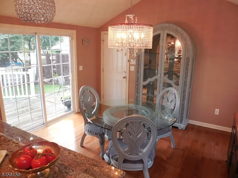 65 Fernwood Cres — Photo 10