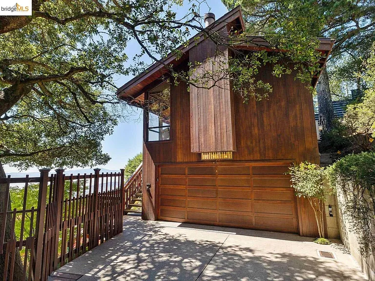 1360 Summit Rd — Photo 2