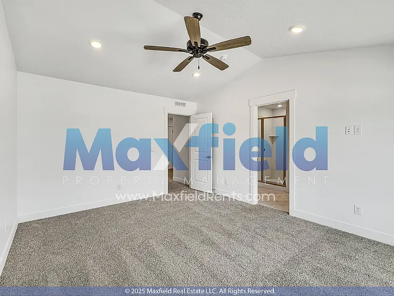 1376 Meadow Ln — Photo 3