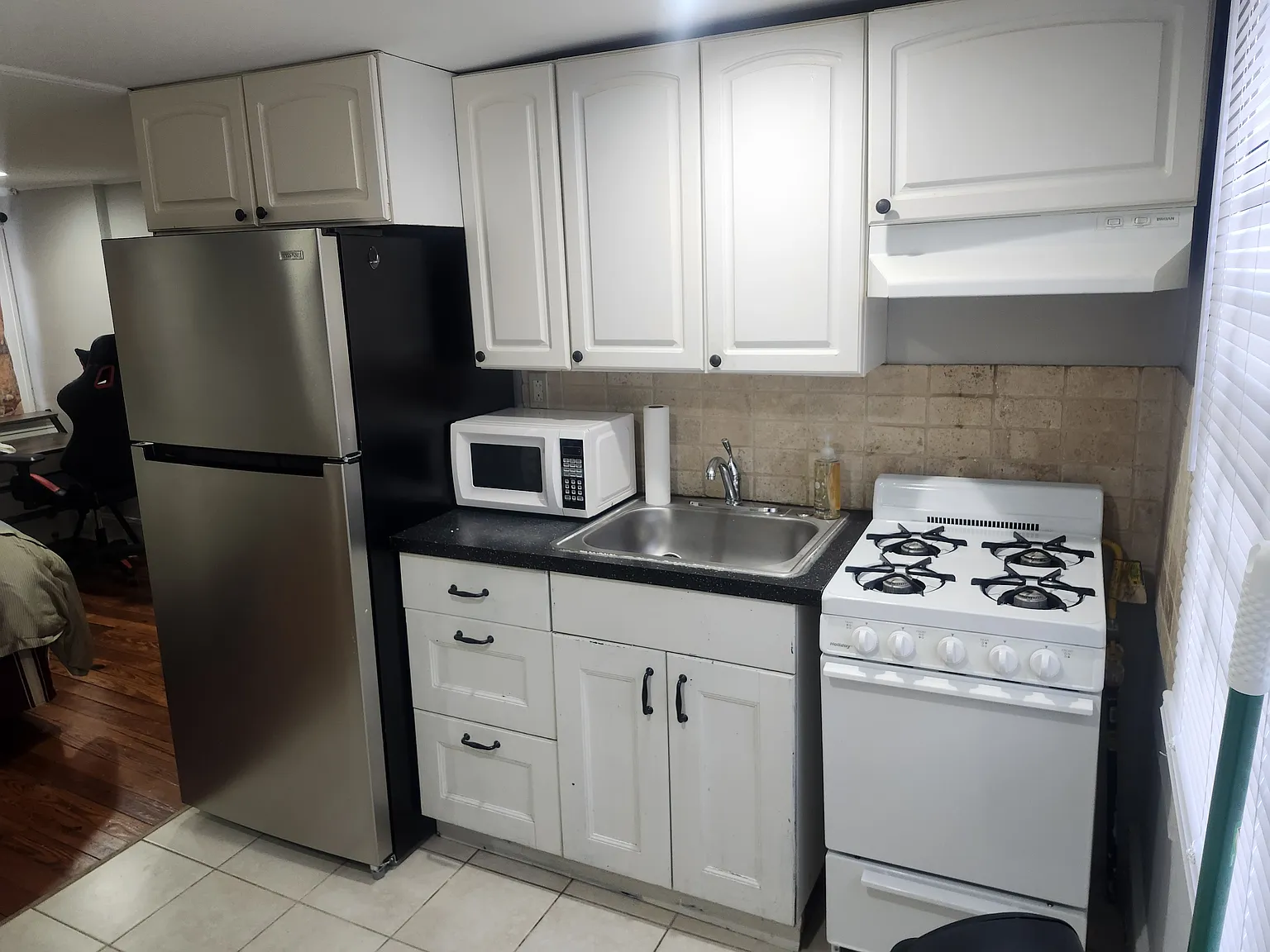Studio, 400 sqft, $1,200 — Photo 2