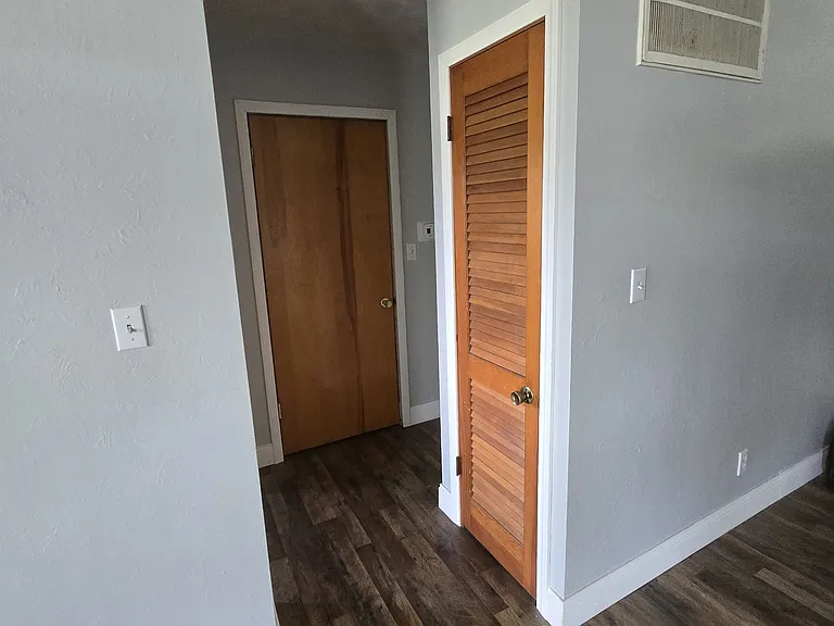 715 W Broadway St — Photo 11
