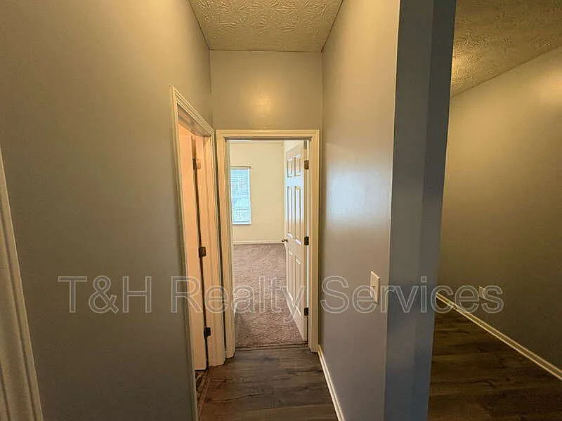 3 bed, 2.0 bath, 1849 sqft, $1,900 — Photo 4