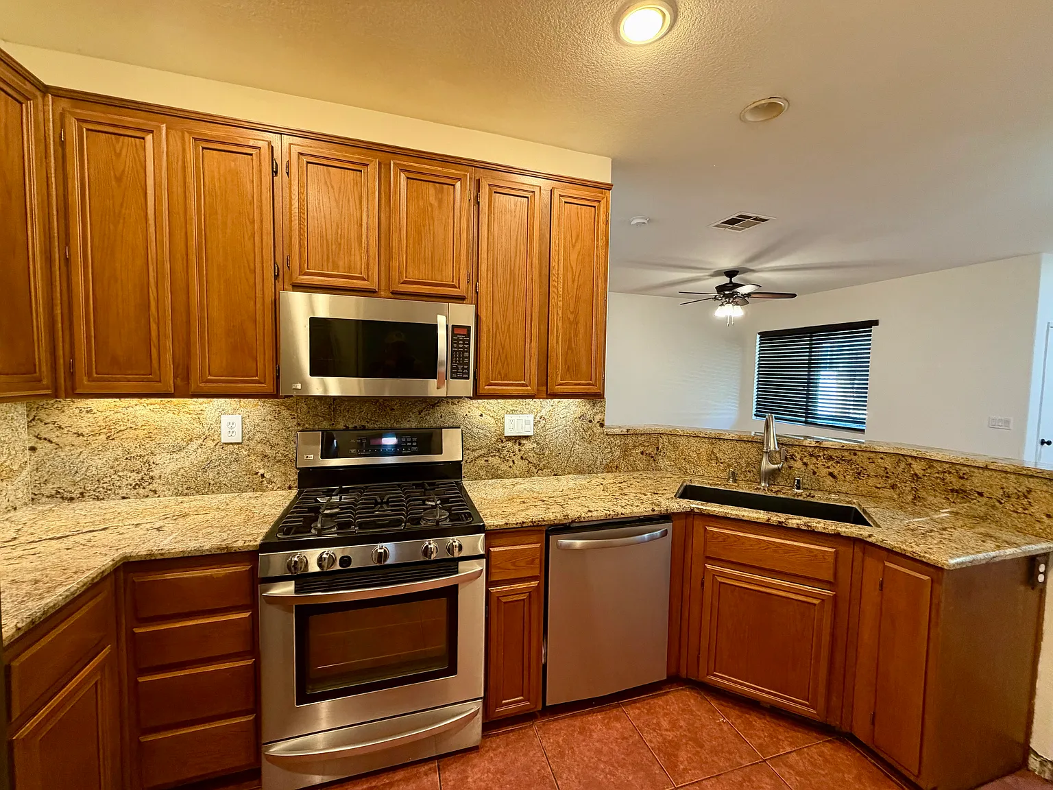 2 bed, 2.5 bath, 1180 sqft, $3,600 — Photo 4