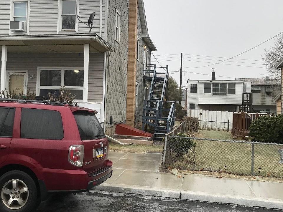 2nd image of 220 S Kennedy Dr