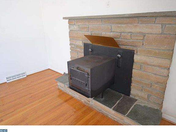 5th image of 862 W Kings Hwy