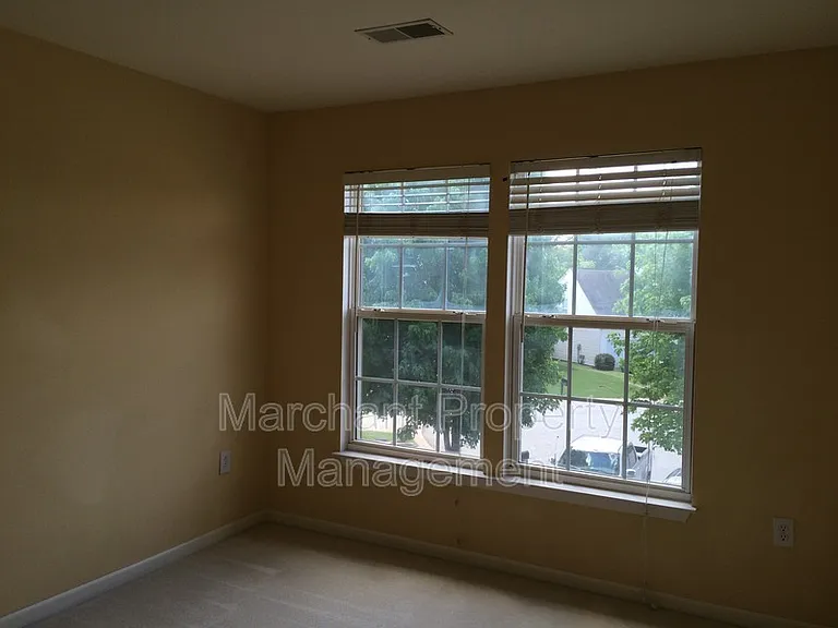 305 Londonderry Ct — Photo 16