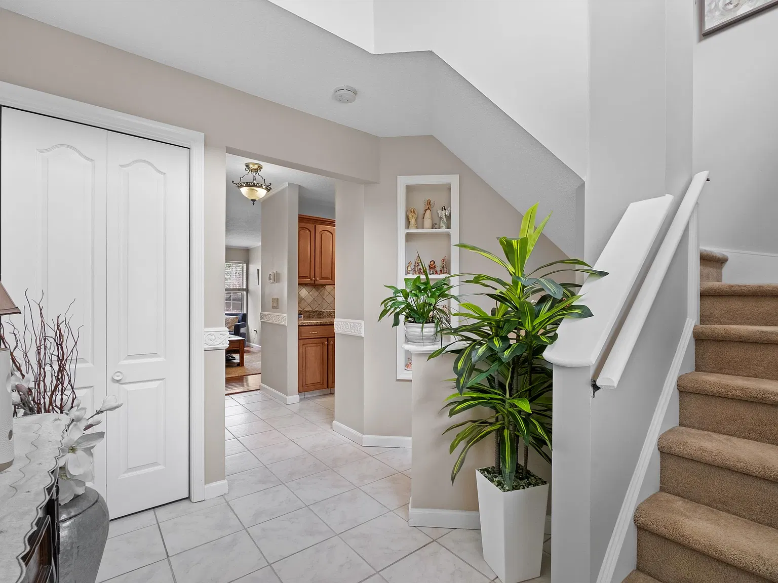 291 Crestwood Ct — Photo 4