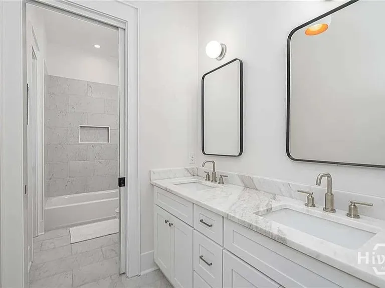 216 W 43rd St — Photo 11