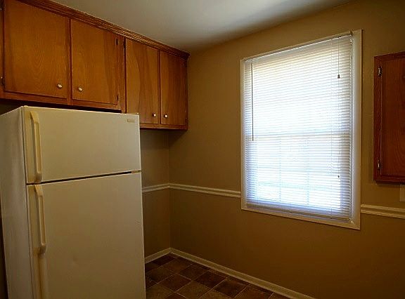 another view, fridge w/ icemaker