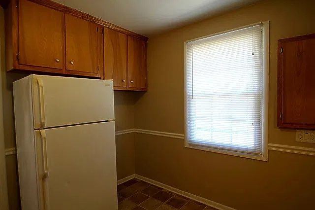 another view, fridge w/ icemaker