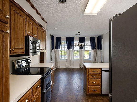 5th image of 300 Regal Oaks Cir