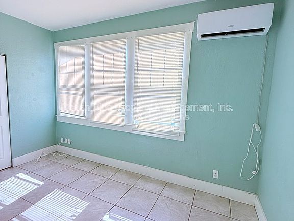 4th image of 316 W Columbus Dr APT 3
