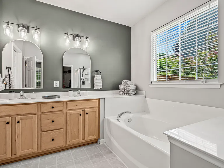 706 Beverly Dr — Photo 2