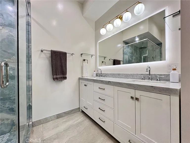 23443 Balmoral Ln E #E — Photo 7