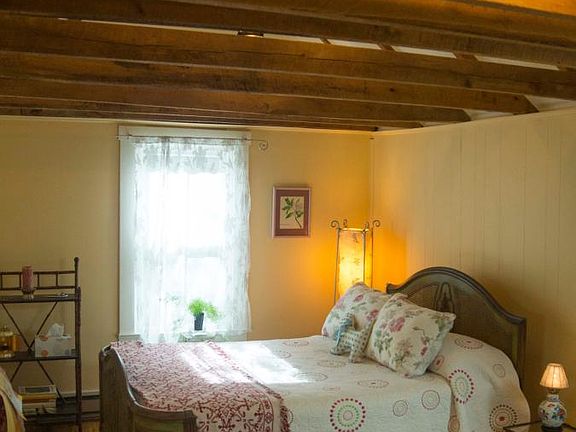 Open-beam bedroom suite